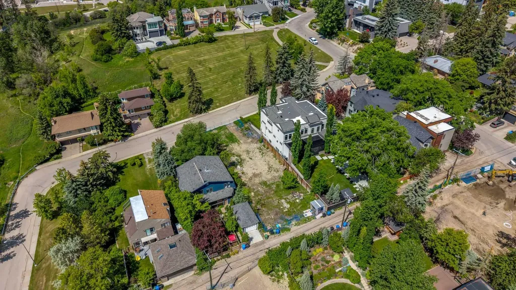 1116 16 Street NW Calgary AB T2N 2C5