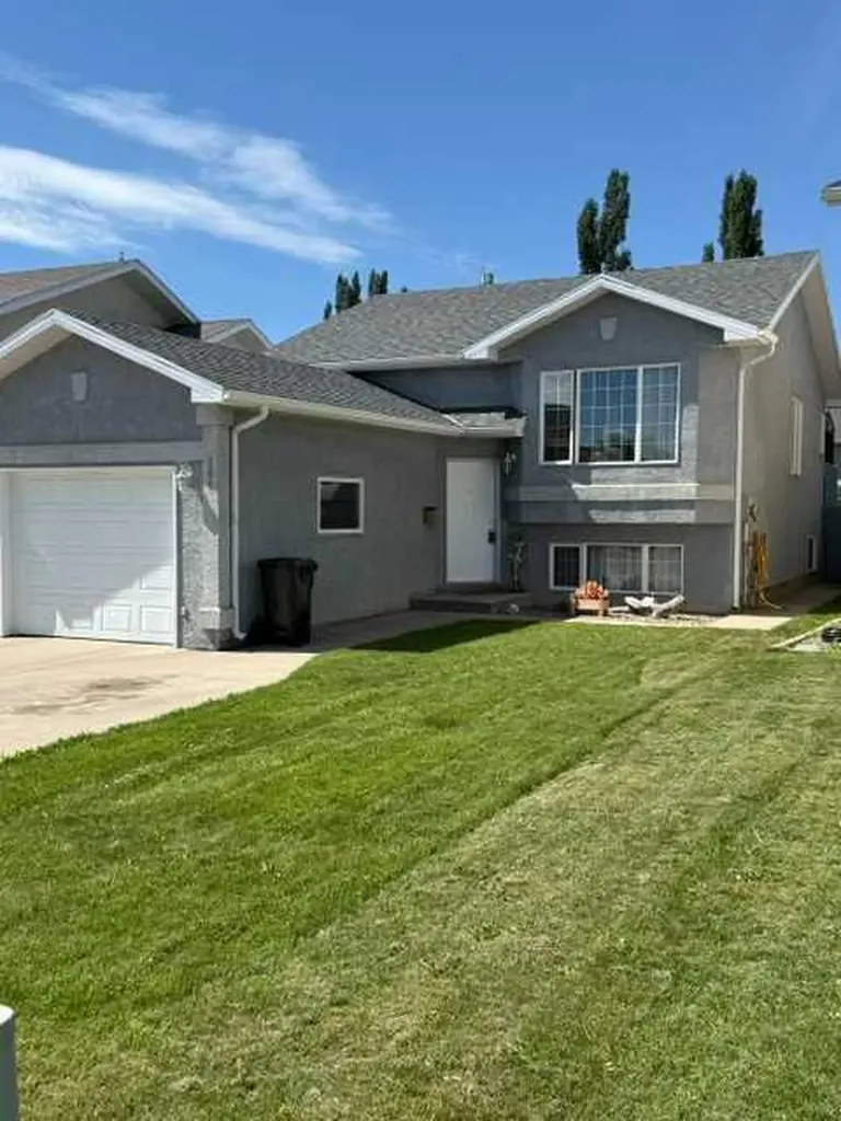 781 Red Crow Boulevard W Lethbridge AB T1K 7M4