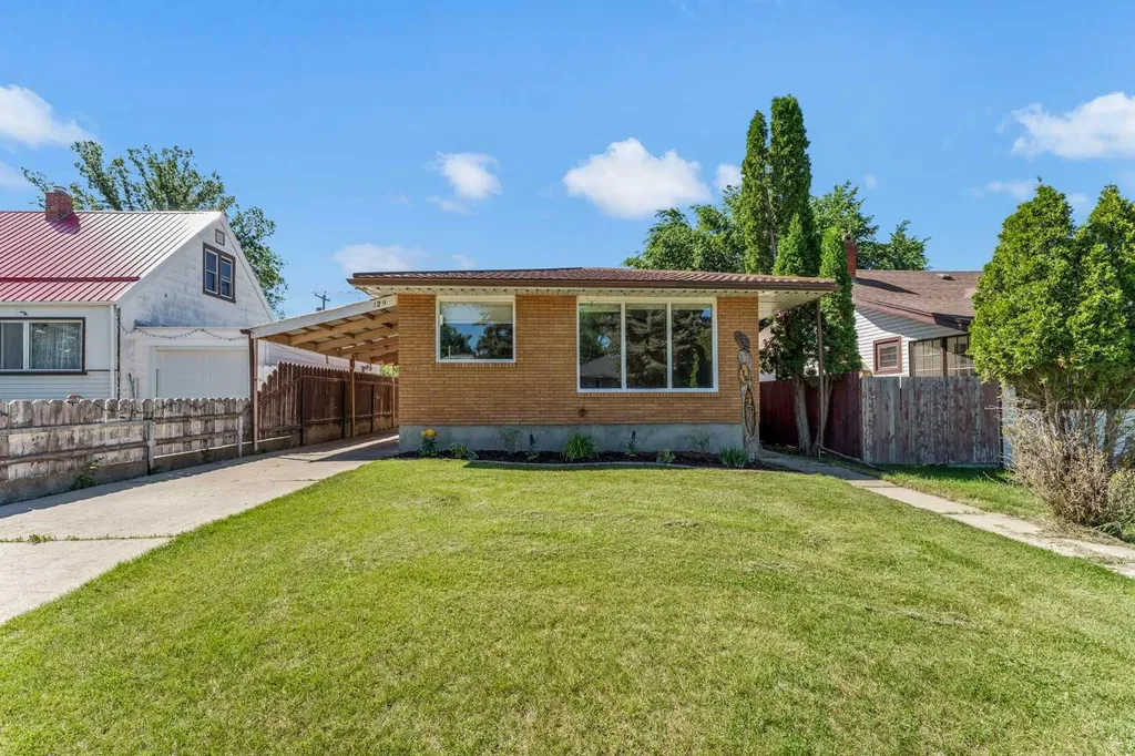 129 7 Street SE Medicine Hat AB T1A1J4