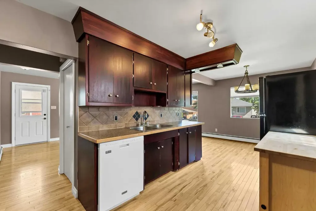 129 7 Street SE Medicine Hat AB T1A1J4