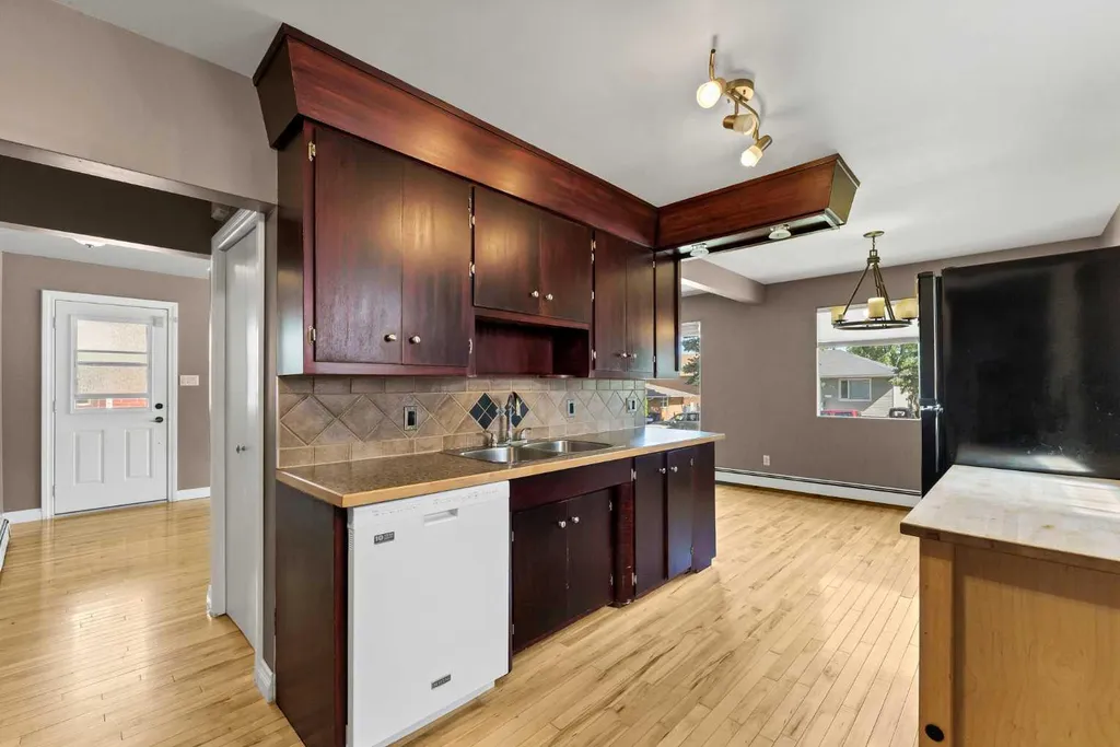 129 7 Street SE Medicine Hat AB T1A1J4