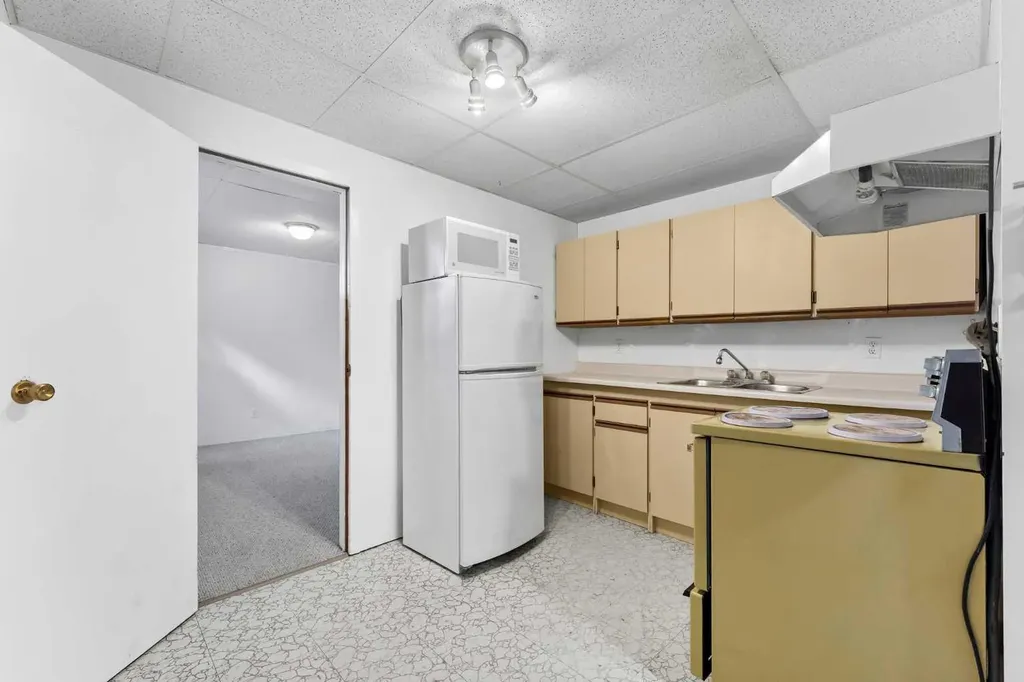 129 7 Street SE Medicine Hat AB T1A1J4
