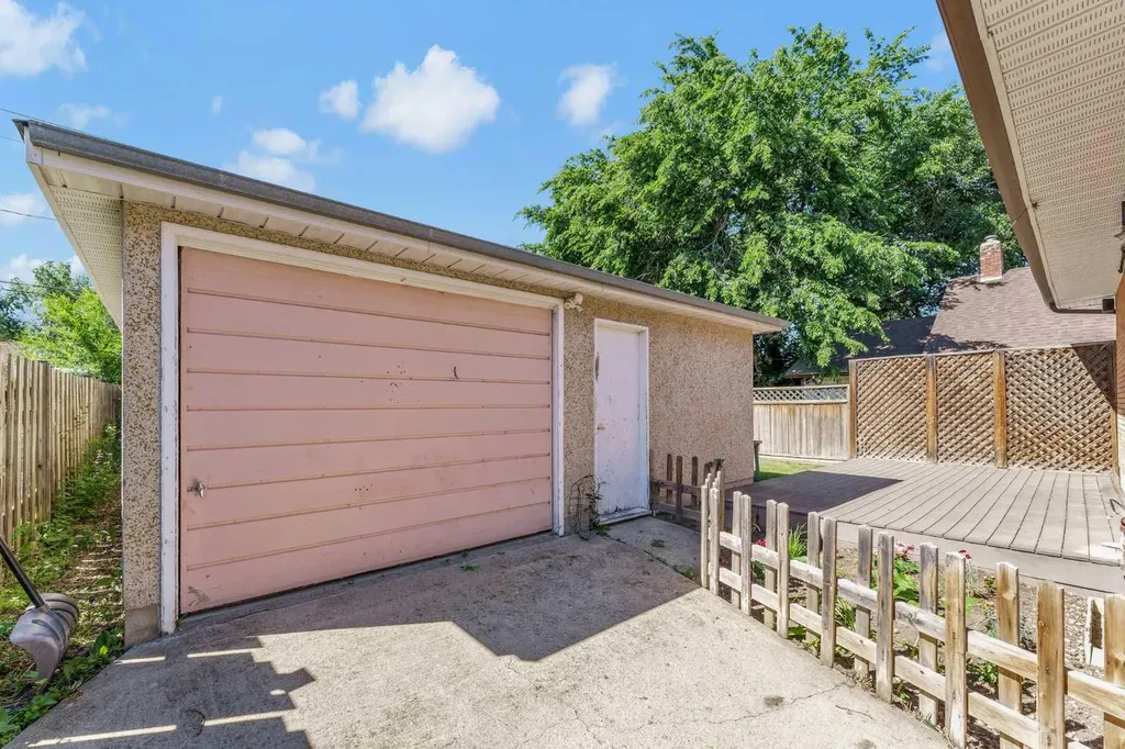 129 7 Street SE Medicine Hat AB T1A1J4