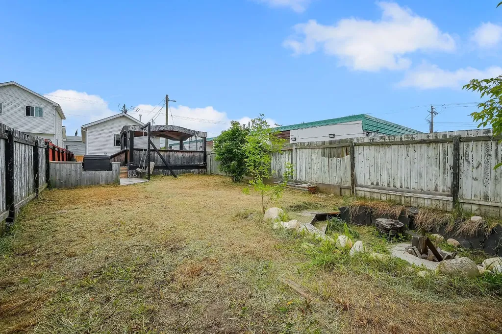 2714 74 Avenue SE Calgary AB T2C 4M3