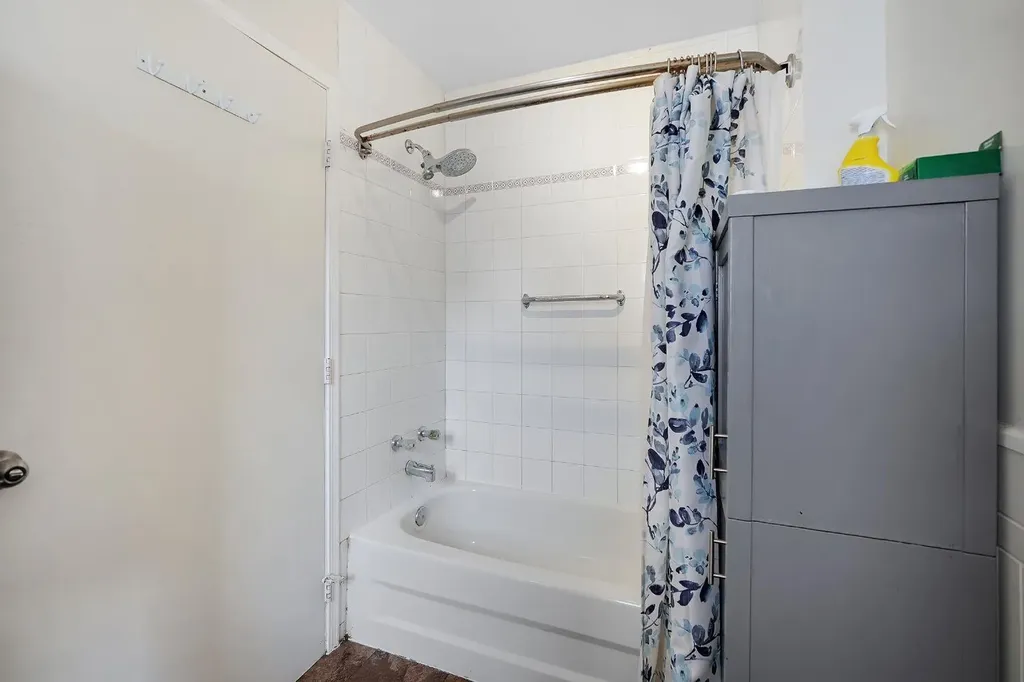 2714 74 Avenue SE Calgary AB T2C 4M3