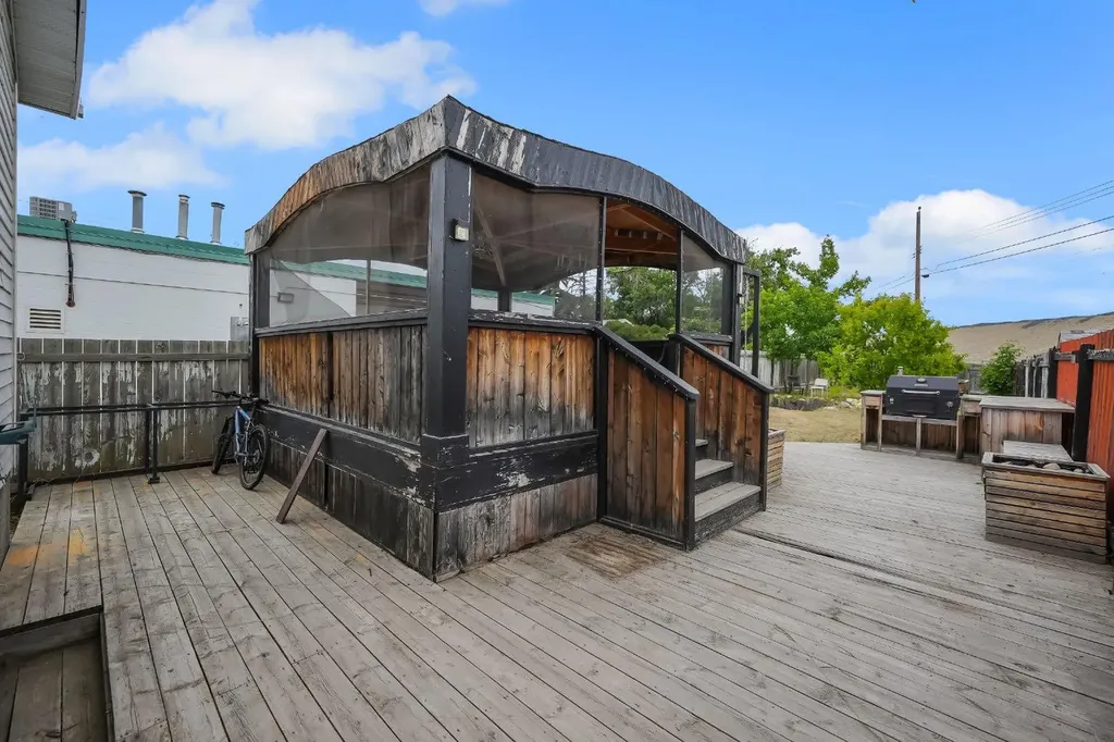 2714 74 Avenue SE Calgary AB T2C 4M3