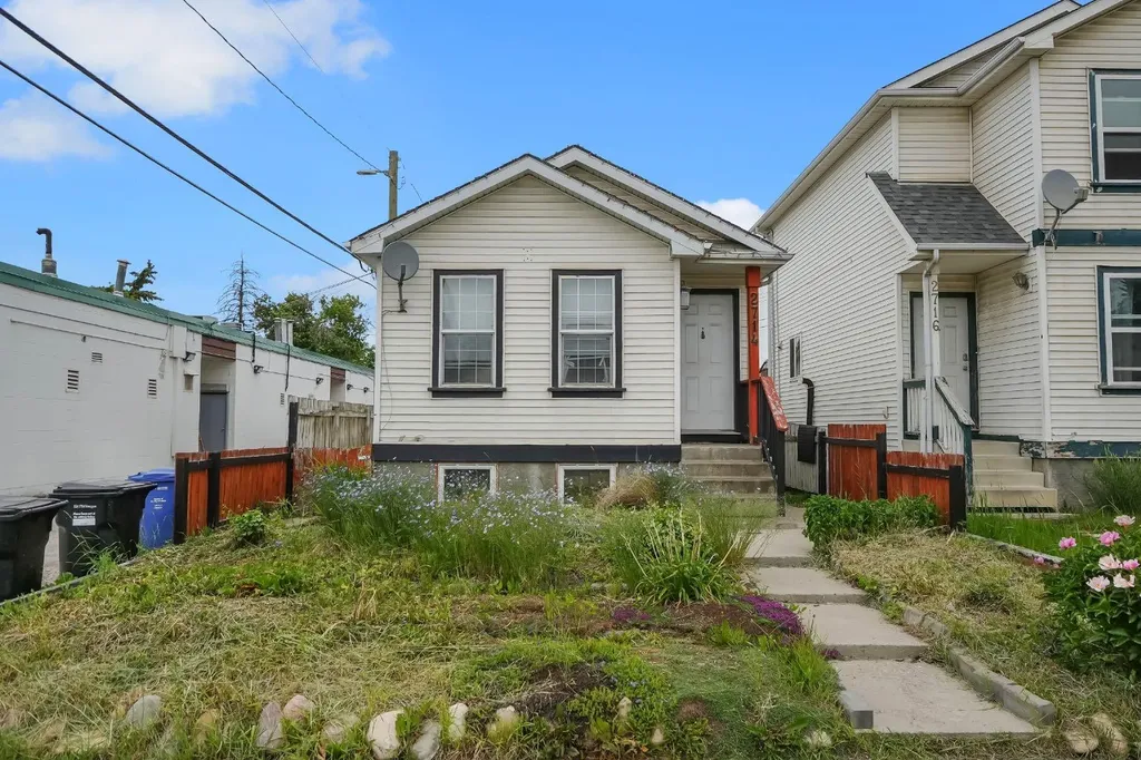 2714 74 Avenue SE Calgary AB T2C 4M3