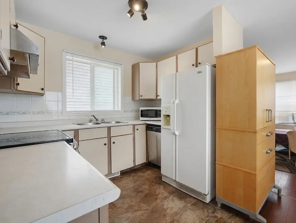 2714 74 Avenue SE Calgary AB T2C 4M3