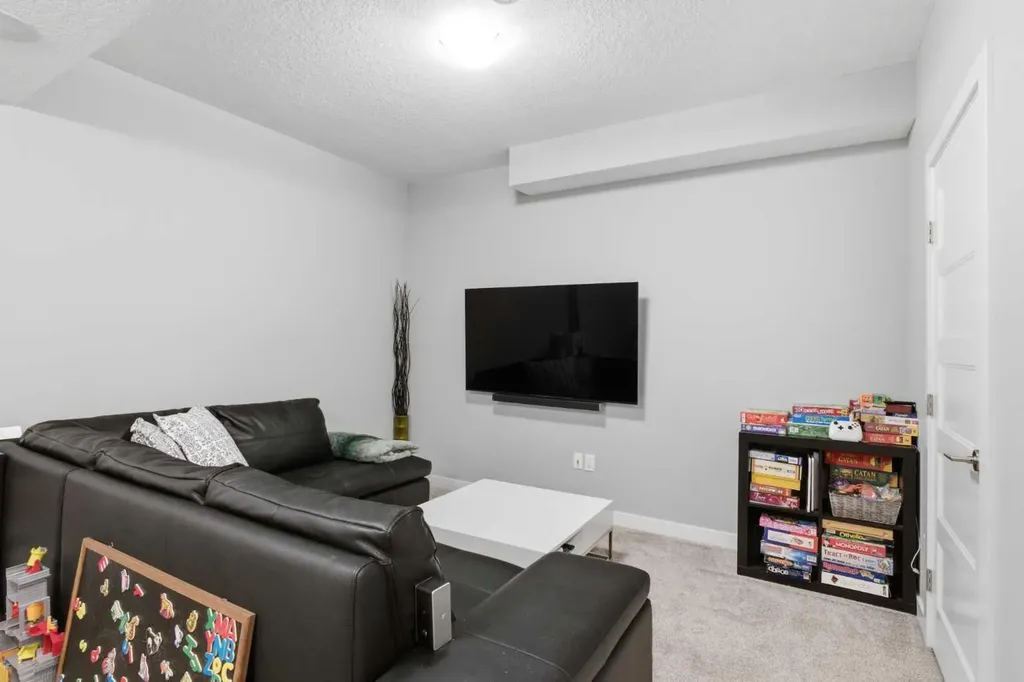 308 11 Avenue NE Calgary AB T3E 0Z1