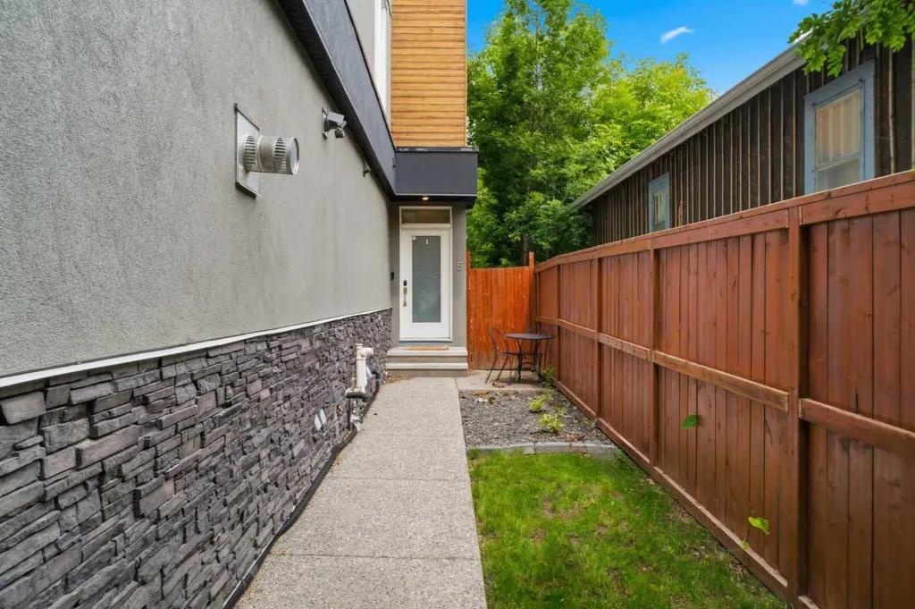 308 11 Avenue NE Calgary AB T3E 0Z1