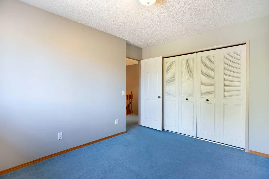 336 Rundlehill Drive NE Calgary AB T1Y 2Y2