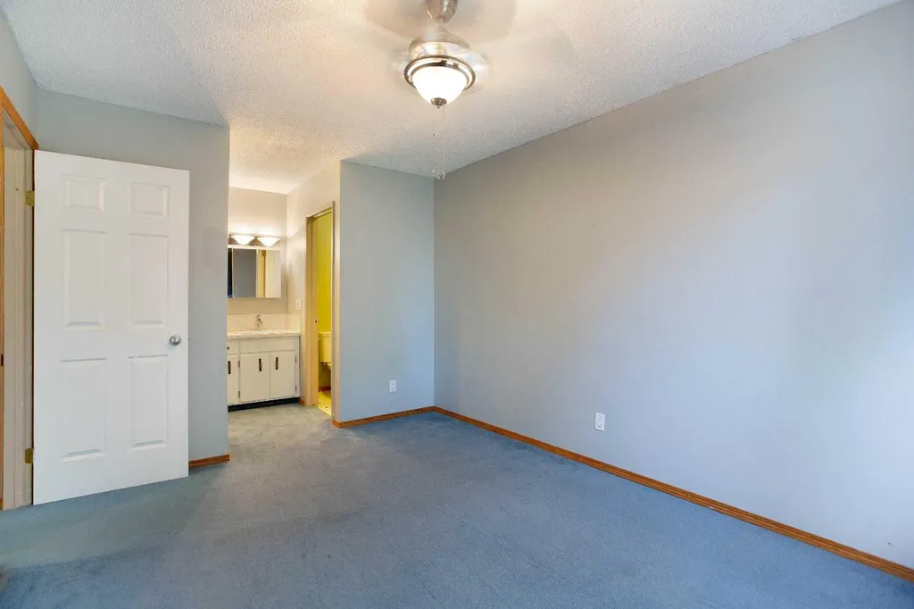 336 Rundlehill Drive NE Calgary AB T1Y 2Y2