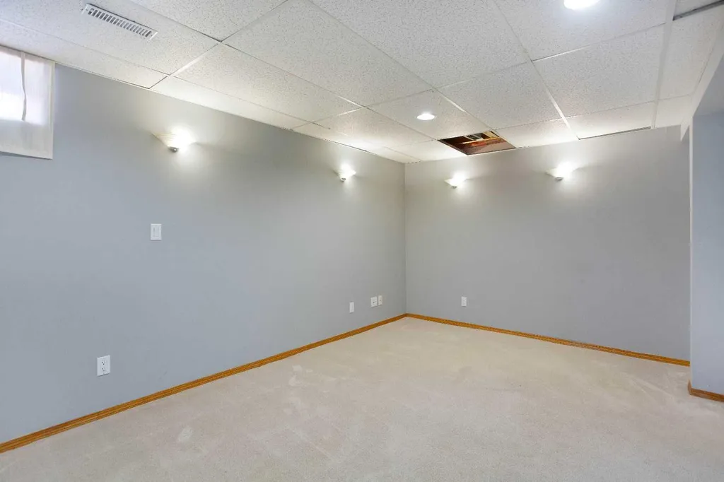 336 Rundlehill Drive NE Calgary AB T1Y 2Y2