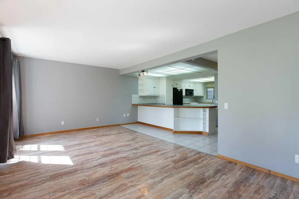 336 Rundlehill Drive NE Calgary AB T1Y 2Y2