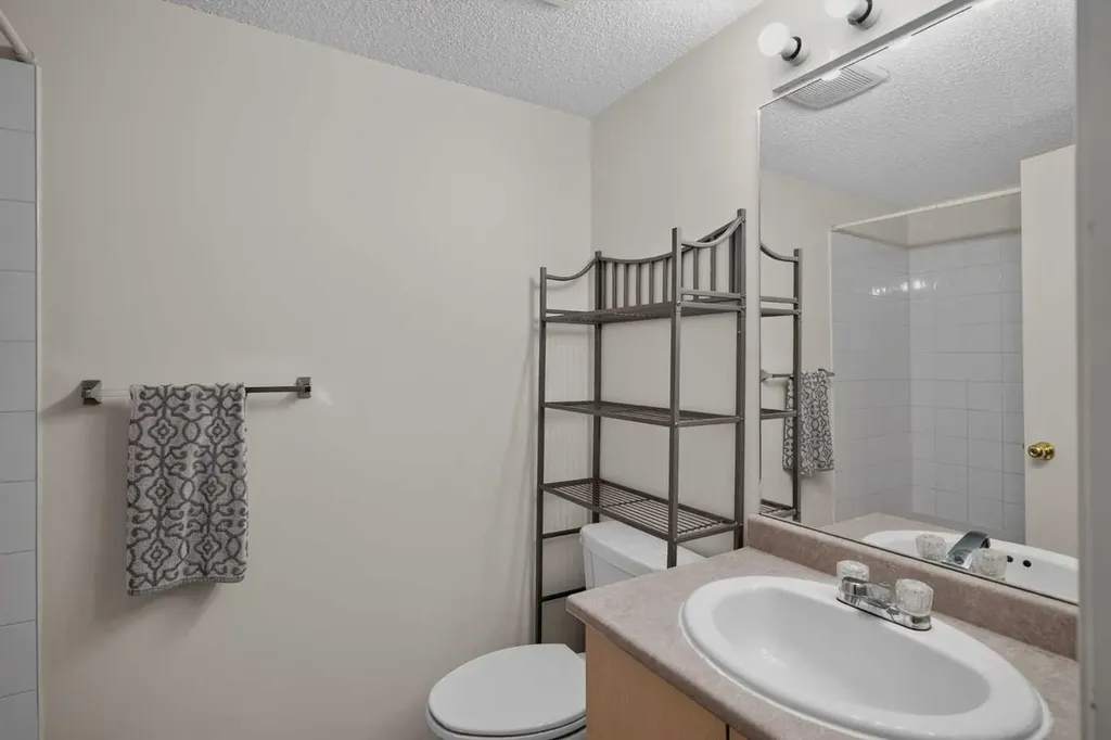 1717 60 Street SE Calgary AB T2A 7Y7