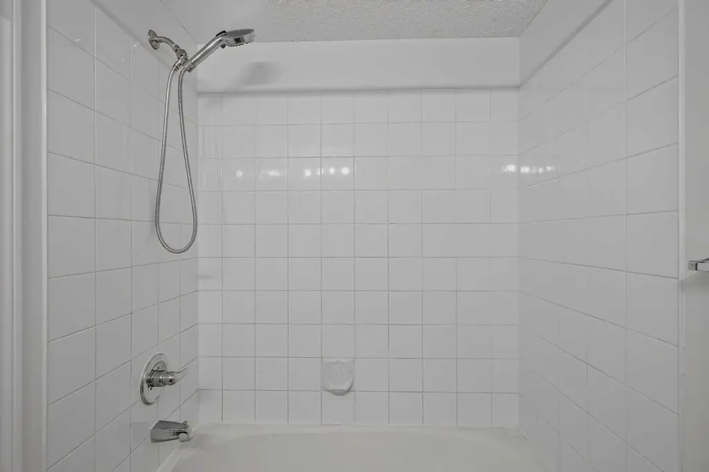 1717 60 Street SE Calgary AB T2A 7Y7
