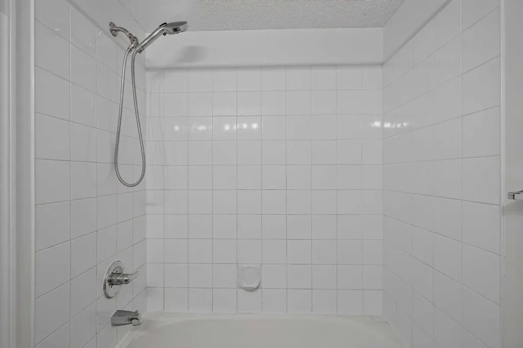 1717 60 Street SE Calgary AB T2A 7Y7