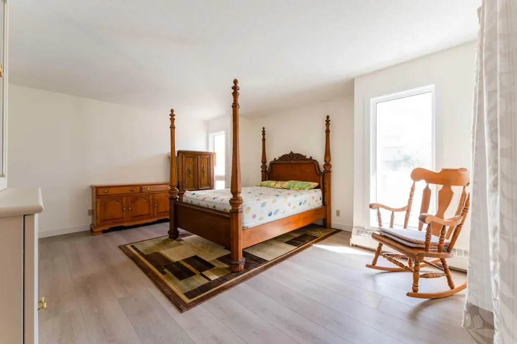 3747 42 Street NW Calgary AB T3A 2W4
