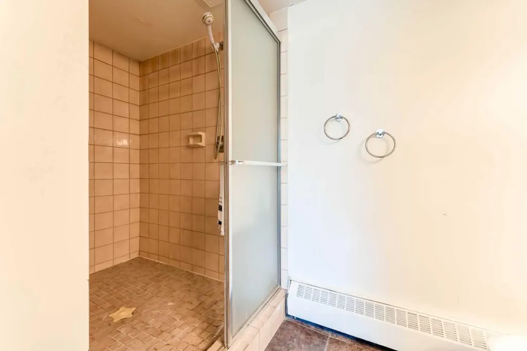 3747 42 Street NW Calgary AB T3A 2W4
