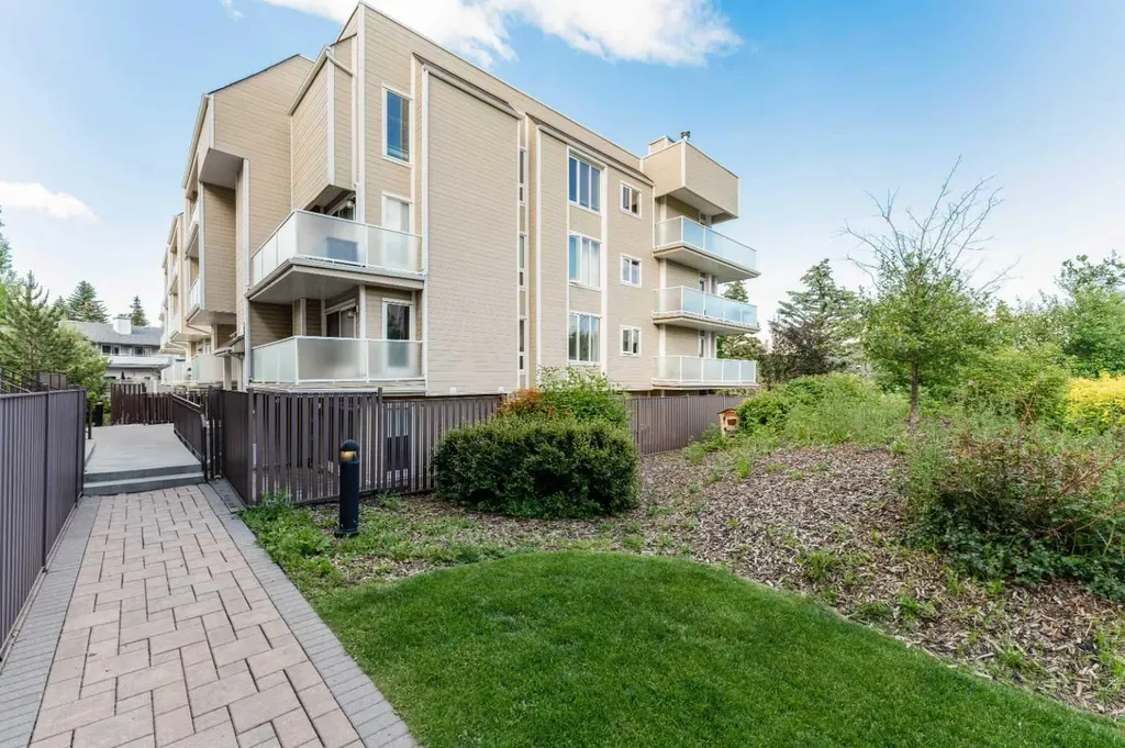 3747 42 Street NW Calgary AB T3A 2W4