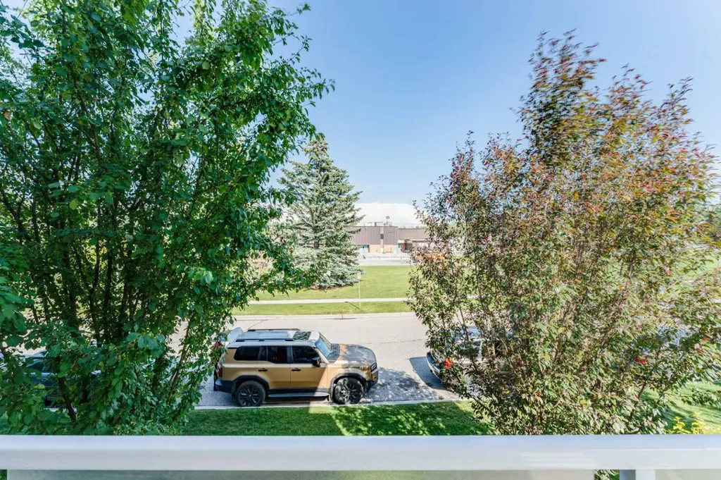 3747 42 Street NW Calgary AB T3A 2W4