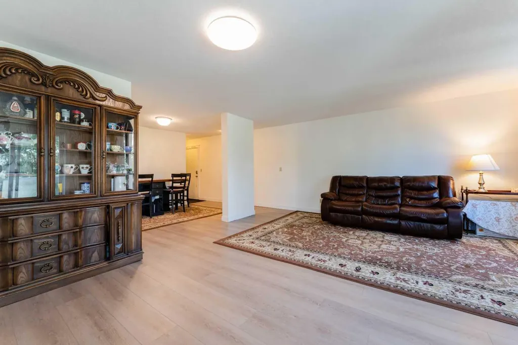 3747 42 Street NW Calgary AB T3A 2W4