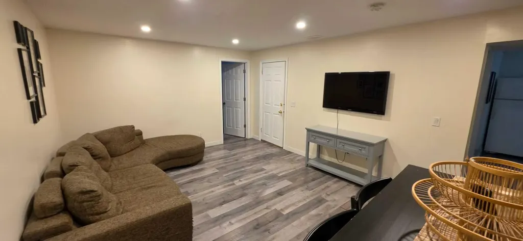 2515 Cochrane Road NW Calgary AB T2M 4H8
