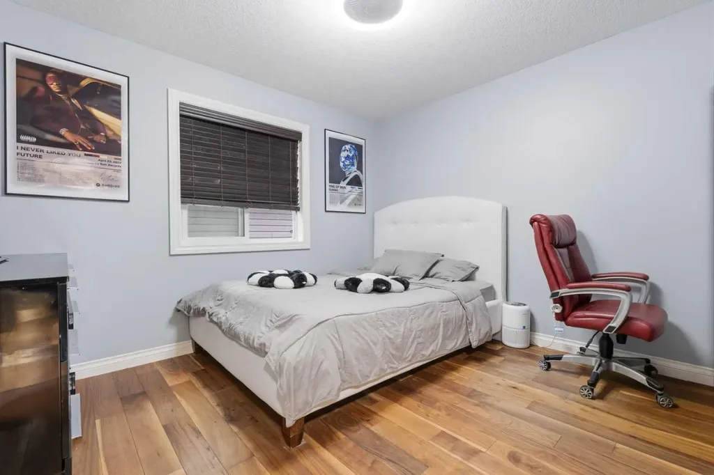 290 Valleyview Court SE Calgary AB T2B 0K7