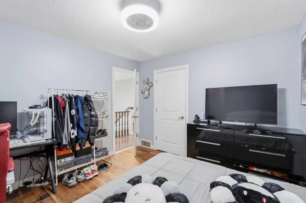 290 Valleyview Court SE Calgary AB T2B 0K7