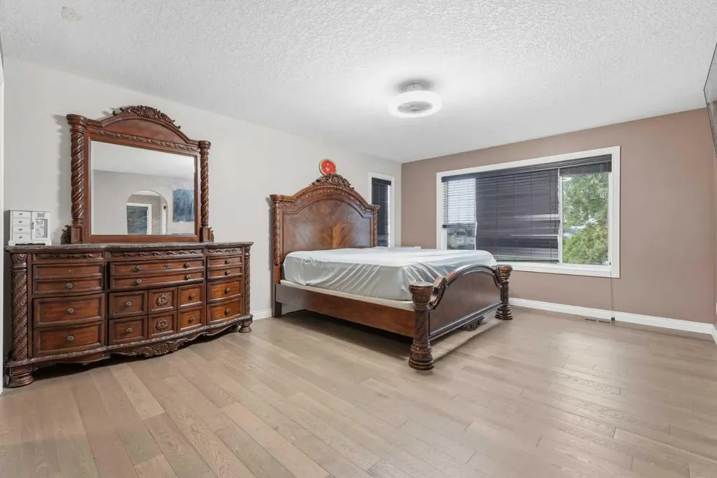 290 Valleyview Court SE Calgary AB T2B 0K7