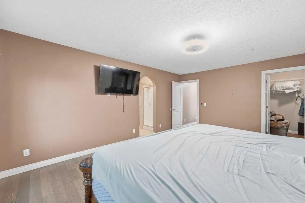290 Valleyview Court SE Calgary AB T2B 0K7