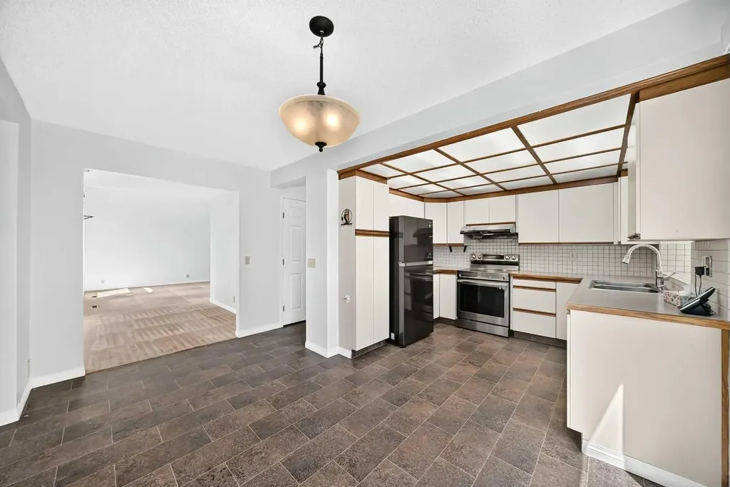 416 Hawkhill Place NW Calgary AB T3G 3H8