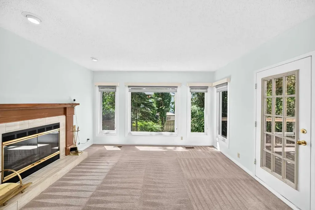 416 Hawkhill Place NW Calgary AB T3G 3H8