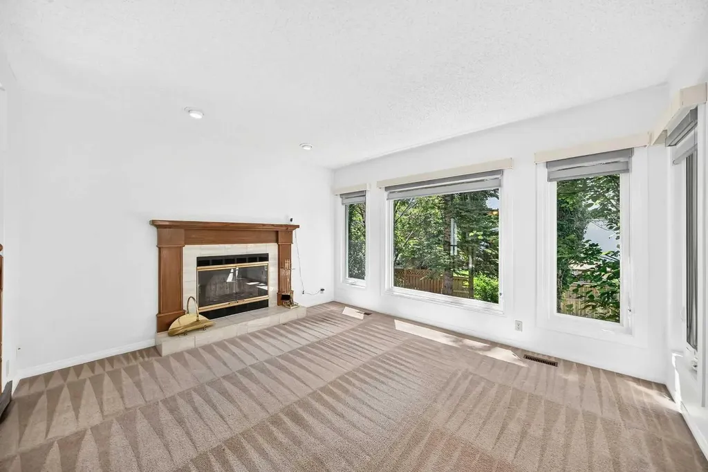 416 Hawkhill Place NW Calgary AB T3G 3H8
