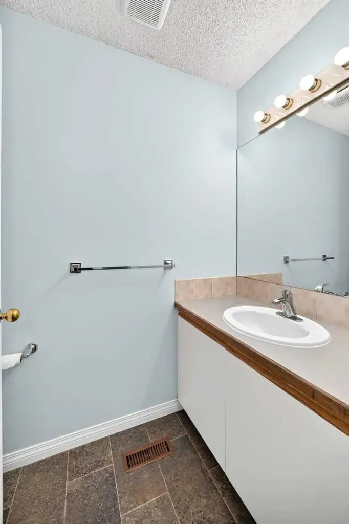 416 Hawkhill Place NW Calgary AB T3G 3H8
