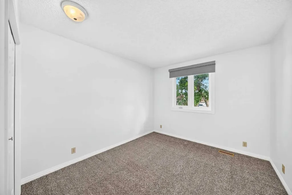 416 Hawkhill Place NW Calgary AB T3G 3H8