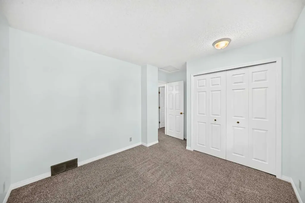 416 Hawkhill Place NW Calgary AB T3G 3H8