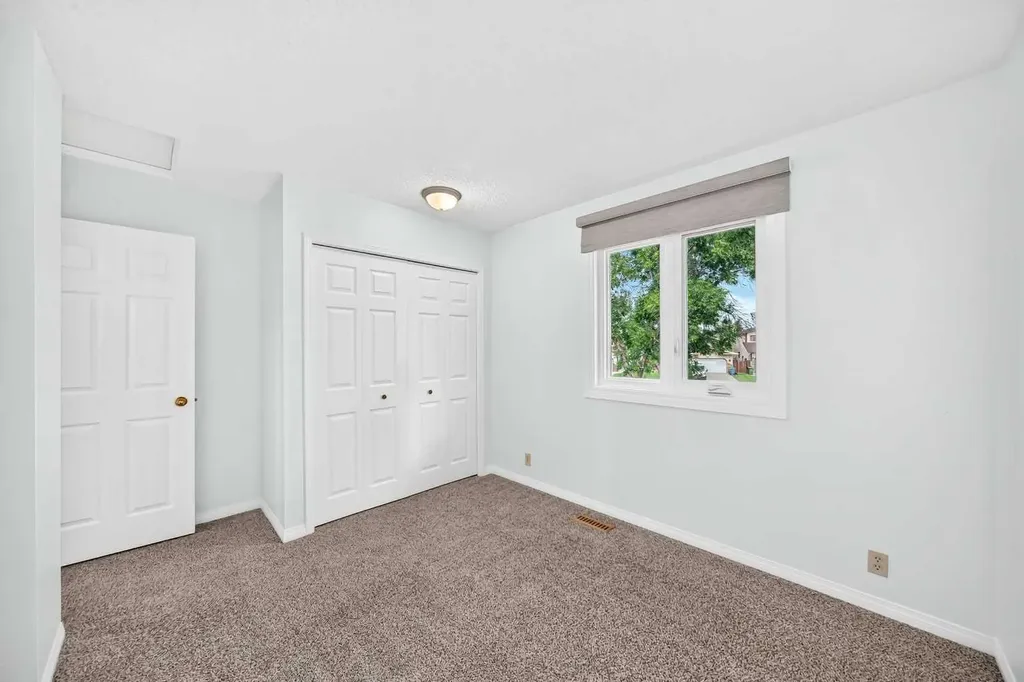 416 Hawkhill Place NW Calgary AB T3G 3H8
