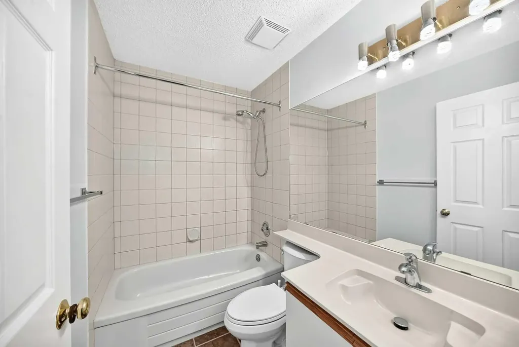 416 Hawkhill Place NW Calgary AB T3G 3H8