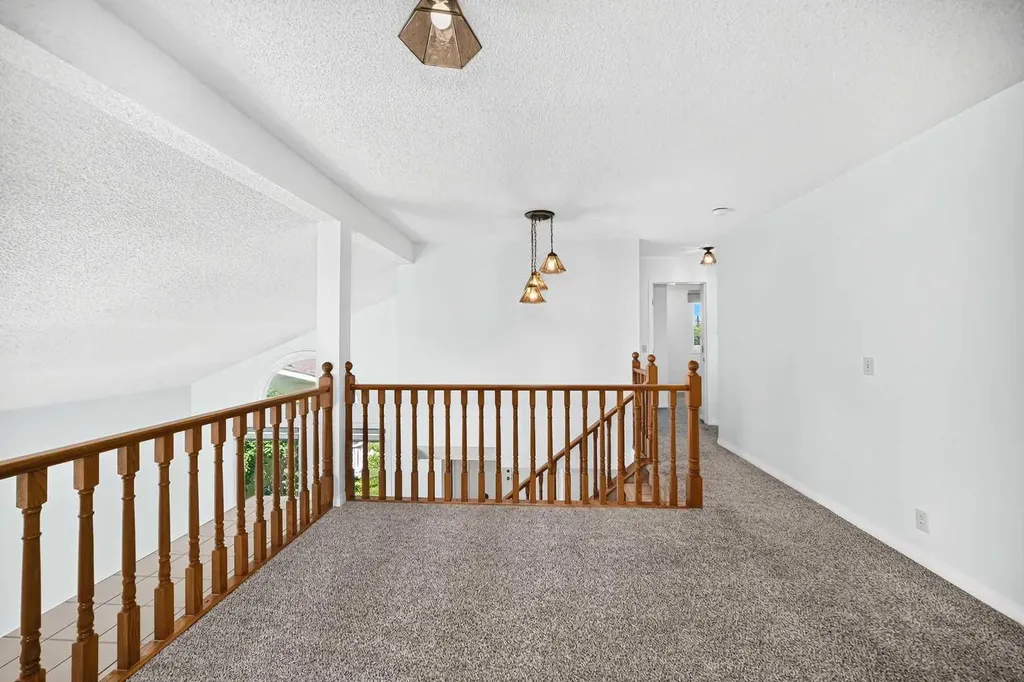 416 Hawkhill Place NW Calgary AB T3G 3H8