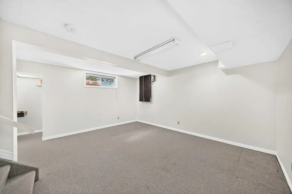 416 Hawkhill Place NW Calgary AB T3G 3H8