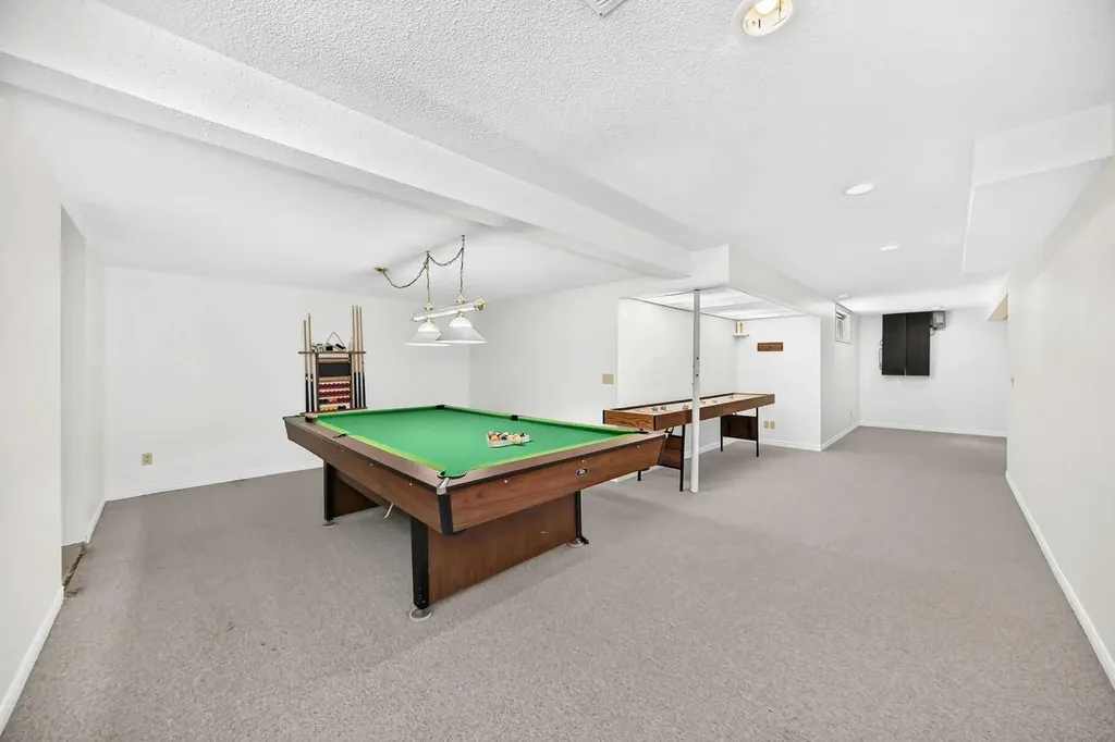 416 Hawkhill Place NW Calgary AB T3G 3H8