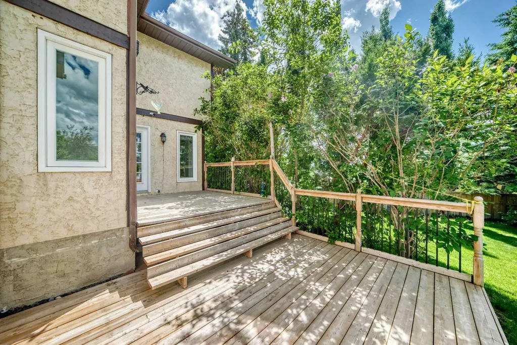 416 Hawkhill Place NW Calgary AB T3G 3H8