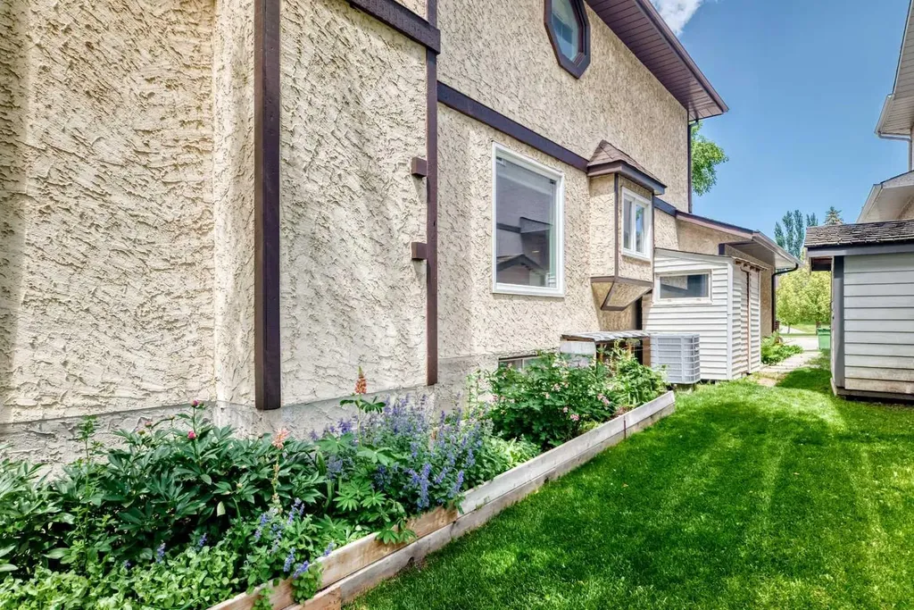 416 Hawkhill Place NW Calgary AB T3G 3H8