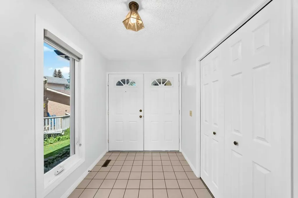 416 Hawkhill Place NW Calgary AB T3G 3H8