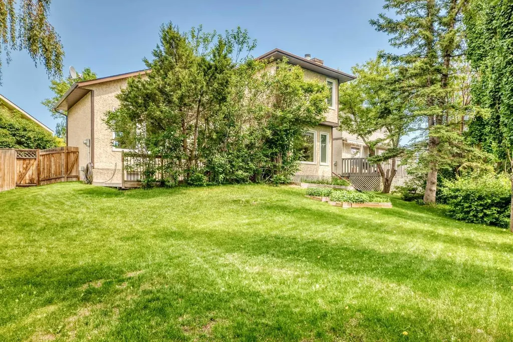 416 Hawkhill Place NW Calgary AB T3G 3H8