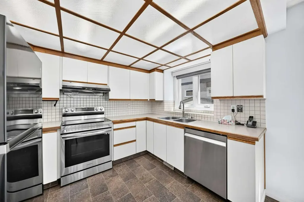 416 Hawkhill Place NW Calgary AB T3G 3H8