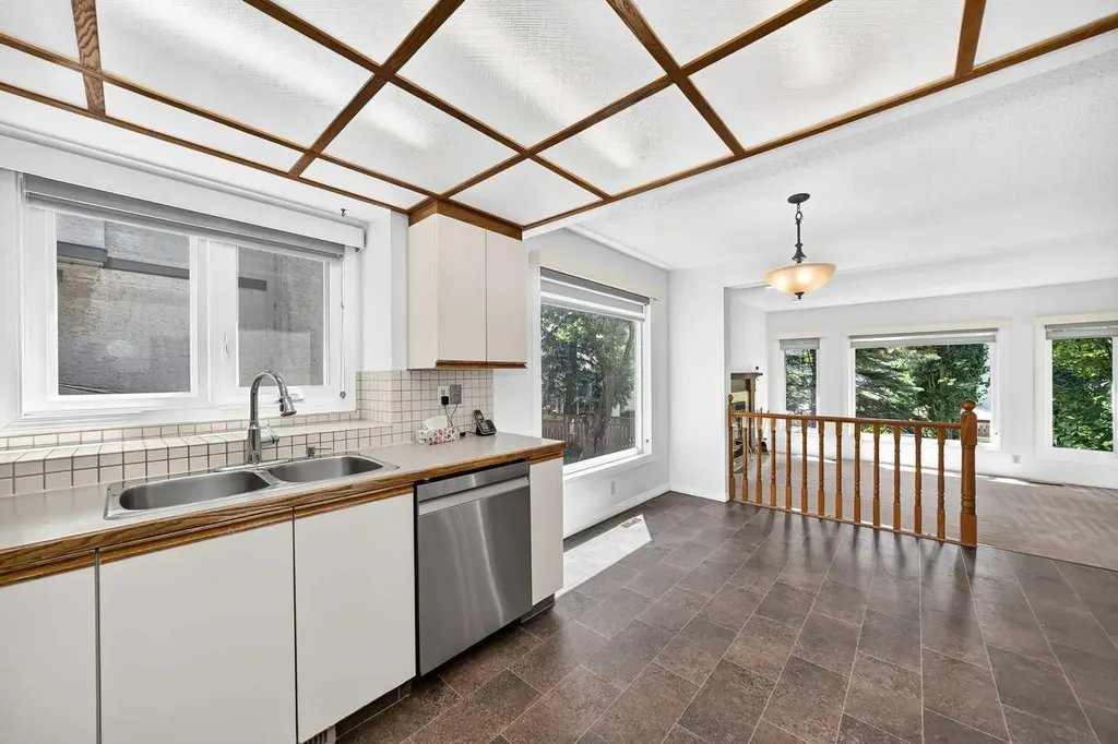 416 Hawkhill Place NW Calgary AB T3G 3H8