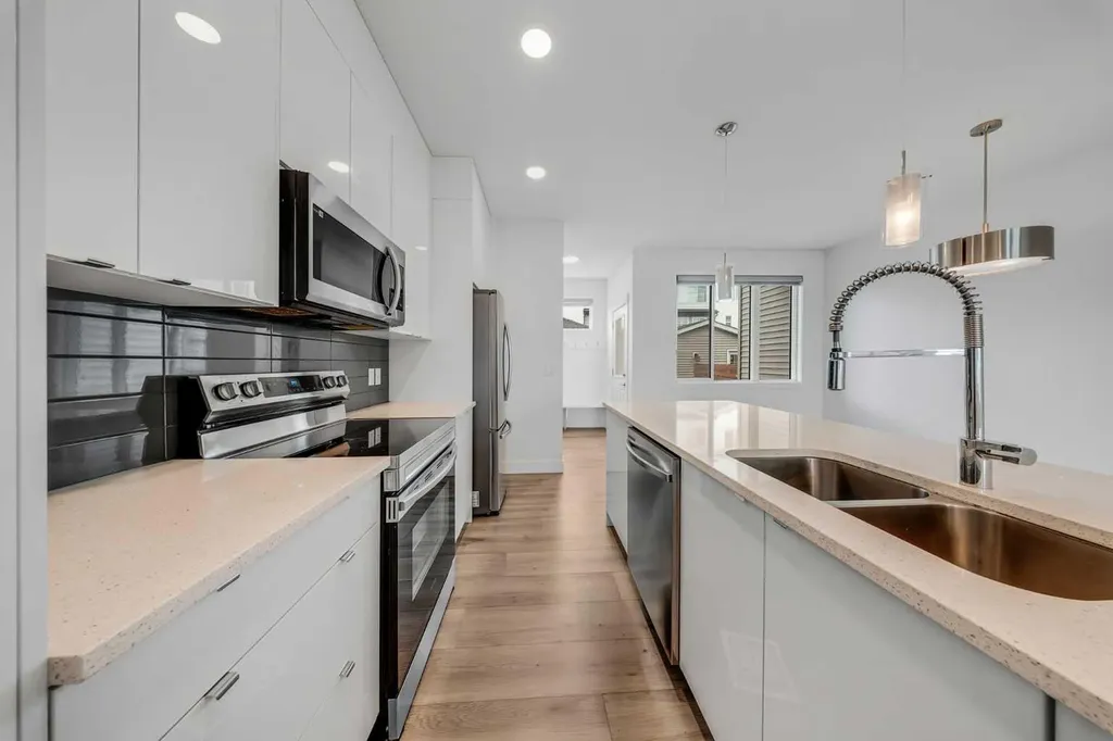 242 Carrington Gate NW Calgary AB T3P 1E1