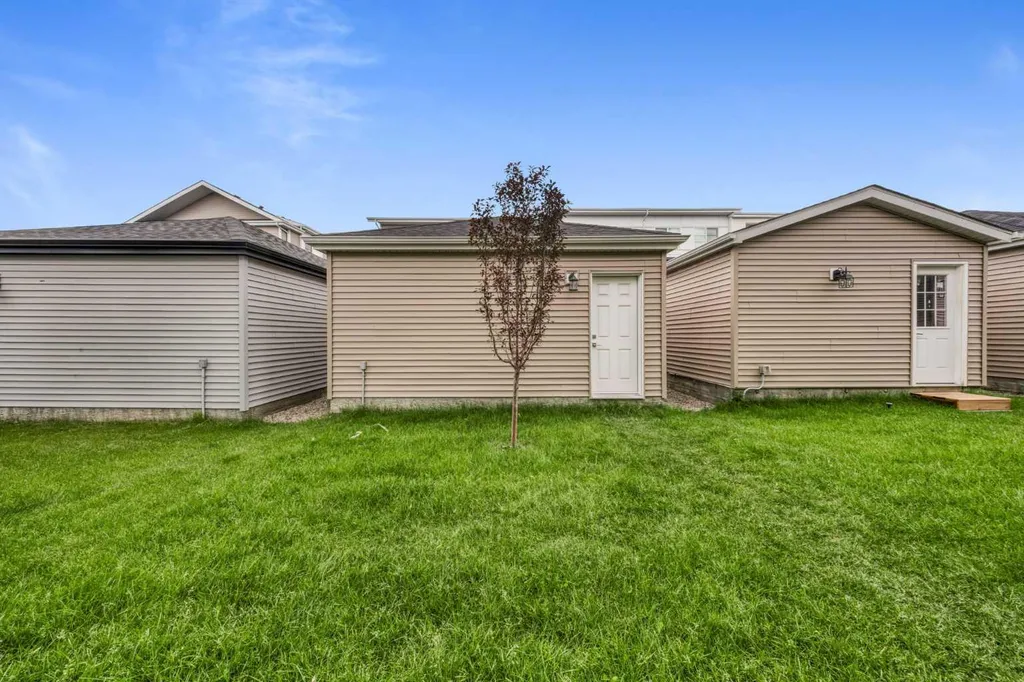 242 Carrington Gate NW Calgary AB T3P 1E1